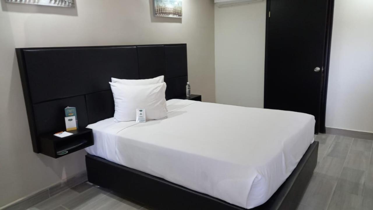 Hotel Siesta Real مكسيكالي المظهر الخارجي الصورة
