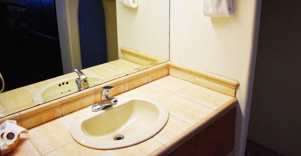 Hotel Siesta Real مكسيكالي المظهر الخارجي الصورة